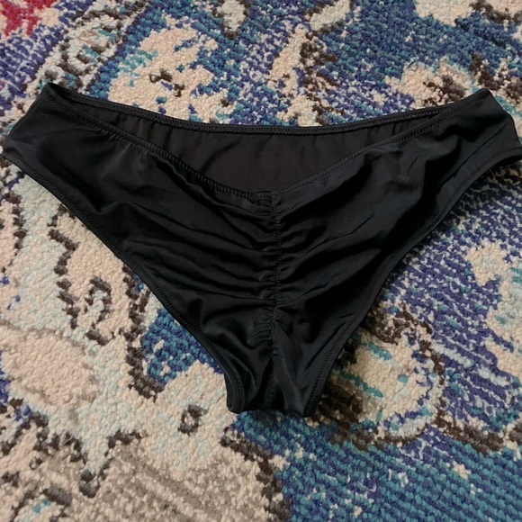 Victoria secret scrunched bikini bottoms - Picture 2 of 3